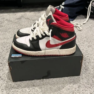 Jordan 1 gym red - Säljer mina Jordan 1 gym red säljer pga för små för mig 