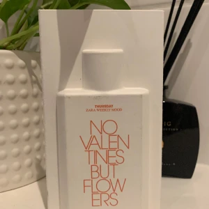 Zara parfym - No Valentines but flowers  - Helt ny Zara parfym 75 ml.  Söt god doft med noter av litchi, rabarber, bergamott rosépeppar, jordgubb, vanilj, ros, pion, cederträ, pralin, .