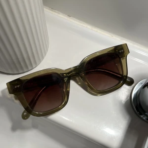 Chimi glasögon  - Modell 04, populär färg & modell. Fint skick(:  Låda medkommer 