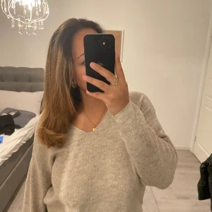 Populär vero moda tröja  - Denna kom inte heller till någon användning så säljer, den är från vero Moda med en v ringning i beige orginal pris 399