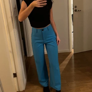 Blåa kostymbyxor  - Blåa kostymbyxor i mycket fint skick!! Endast använda en gång 💖