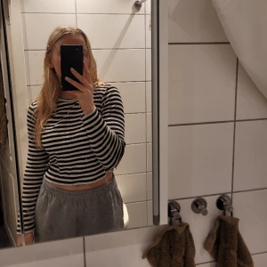 Svart/vit långärmad tröja - Långärmad svart/vit randig kortare tröja i luftigt material