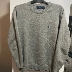 Stickad Ralph Lauren tröja  - Helt oanvänd, skick 10/10 Storlek M men sitter bättre som S. Nypris 1499kr mitt pris 799kr.
