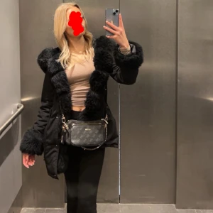 Fatima parka - Säljer nu min fatima parka från Hollies med fake päls då jag har rn ny vinterjacka, köpt för 2499kr och säljer nu för 1000kr