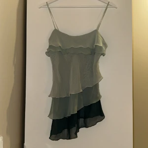 Topp - Superfin topp med volanger!