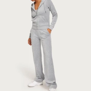 Juicy couture set - Juicy couture set i färgen grey marl, använt ett fåtal gånger så väldigt fint skick, säljes endast för att det är för stort för mig. Kan skicka egna bilder vid intresse. Säljes endast som set!