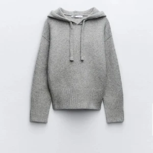 Zara stickad hoodie - super fin stickad hoodie, använd  max 3 gånger🙏🏼passar både S och M beroende hur man vill att den ska sitta