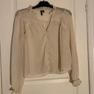 Blus - Supersnygg blus från vero moda i storlek Xs men passar även S🤍 Använd 1 gång så jättebra skick🤍 skriv vid intresse eller frågor🤍