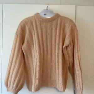 Stickat - Jättefin aprikos tröja i ull och mohair stickad av mig. Inte använd.   