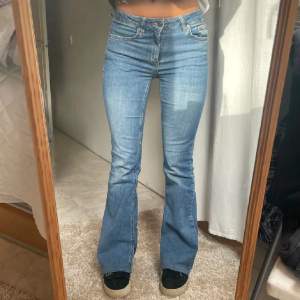 Lågmidjade jeans med slits 💕 300 kr. Jag är 165 cm. Kan mötas i Stockholm eller betalar du för frakten!❣️