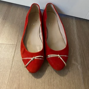 Ballerinaskor - Söta ballerinaskor från Giorgio Venuti. Köpta på sellpy men tyvärr lite stora :( 