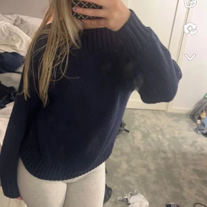 Blå stickad tröja  - Jättefin stickad tröja, super fint sydd vid halsen o armarna