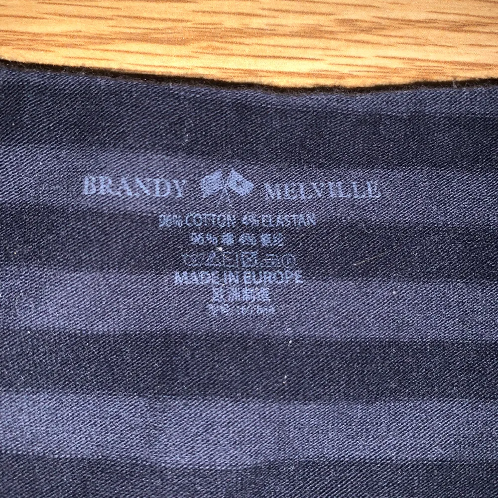 Brandy melville t-shirt, använd endast 2-3 gånger💗 skriv vid frågor kontakta före köp💗💗. T-shirts.