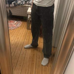 Säljer ett par Woodbird Loose jeans i mörk grå, storlek 28/32, skick 9/10, org pris 900. Kan gå ner lite i pris vid snabb affär.