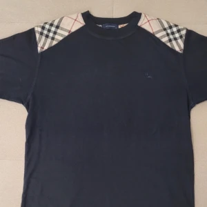 Burberry T-shirt - Hej, säljer denna mycket feta och stilrena burberry T-shirt. Nypris 3499kr, mitt pris 349kr. Storlek XS. MvH Wiggo