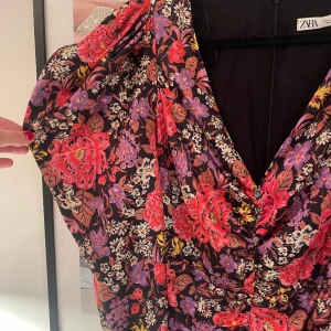 Zara klänning - Super fin klänning från zara. Storlek M. Aldrig använd så ny! 