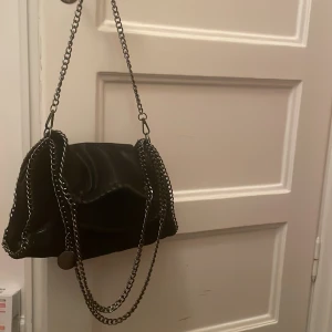 Stellamccartney❤️❤️ - Säljer denna jättesnygga stellamccartney väska (fake) som passar jätte bra till typ allt❤️❤️❤️