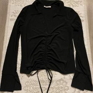 Superfin tröja från Zara med knytdetaljer och slit vid ärmen. Använd 1-2 gånger, superbra skick.🖤