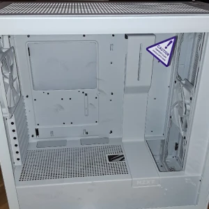 Bra gaming dator för unga  - NZXT H7 Flow - ATX Mid Tower PC-spelfodral - Främre I/O USB Type-C-port - Sidopanel i härdat glas med snabbkoppling - Vertikalt GPU-fäste - Integrerad RGB-belysning - Vit