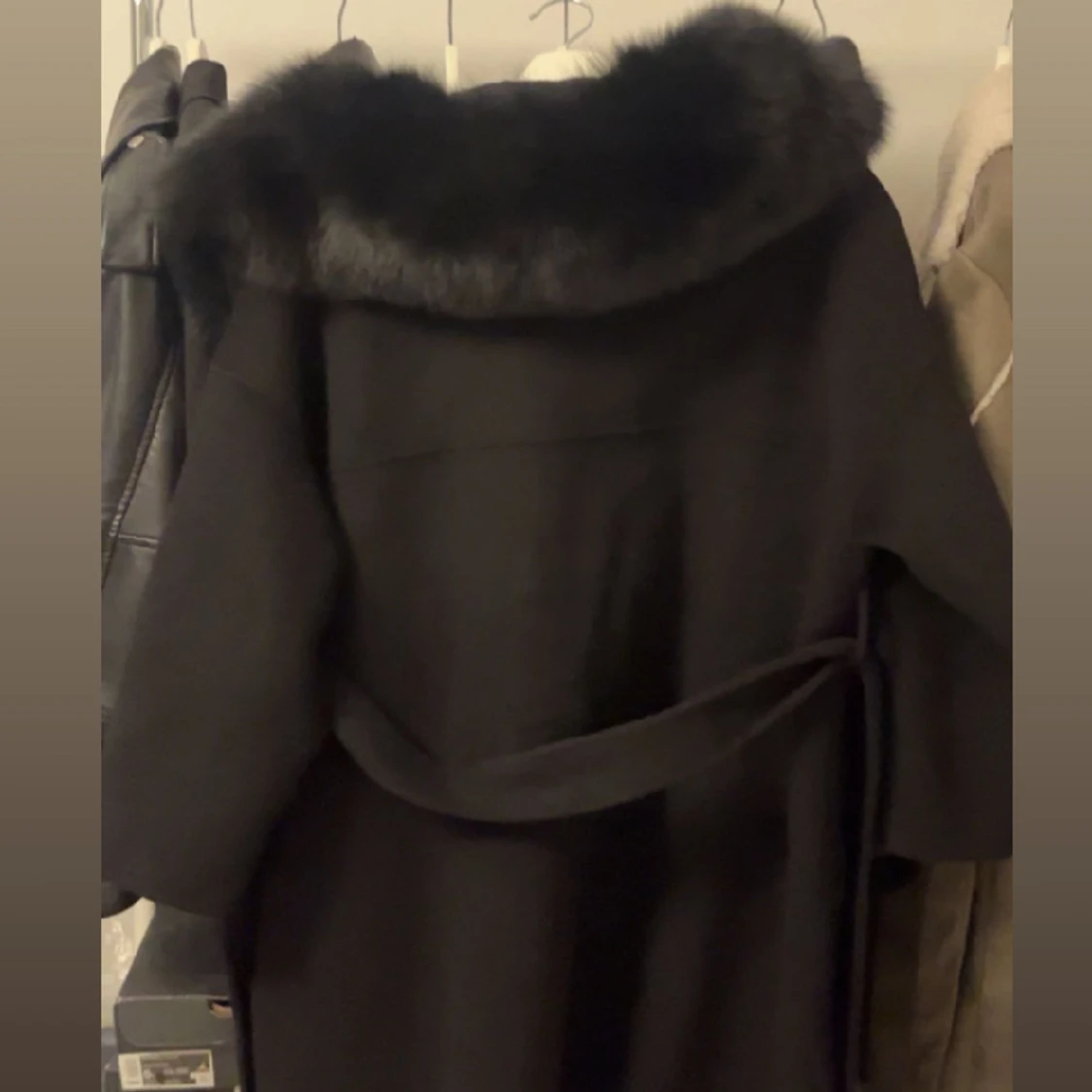 Lång svart kappa med äkta päls  - 91