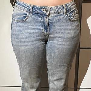 Snygga bootcut o lowrise jeans från H&M, använda ett fåtal gånger men gott skick, inget slitage ❤️