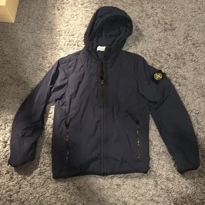 Stone Island jacka junior - Säljer min Stone Island jacka som jag har växt ur.  Skick: 9/10 Storlek: 12y 