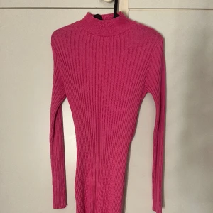 Stickadklänning - Väldigt fin stickadklänning i nyskick, aldrig använd i storlek S🌸