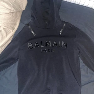 Balmain hoodie  - Köpt från Dubai och har använt den 1-2 gånger 