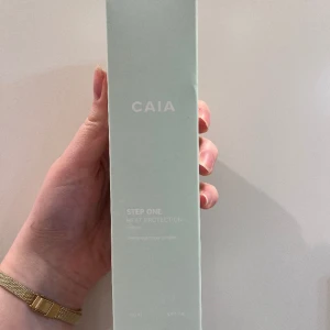 Caia - Värmeskydd från CAIA fick i julkalendern men har exakt samma hemma. Väldigt trevligt värmeskydd, luktar gott och håret blir glansigt!  !! Oöppnat !! ☺️ Nypris: 225 kr  Mitt pris: 180 kr 