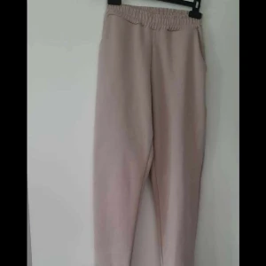 Byxor m - Beiga fina byxor med mudd nedtill, hittar inga lappar så vet inte vilket märke eller storlek. Men uppskattar dom som s/m 