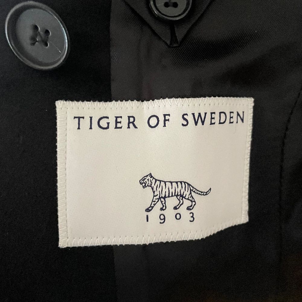 Svart Tiger ullkappa - Tiger of Sweden | Plick Second Hand