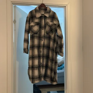 Kappa från Ullared.  - En fin rutig kappa från Ullared, ca 2-3 år gammal. Men enbart använd ett fåtal gånger. Går nedanför knäna på mig som är 160cm