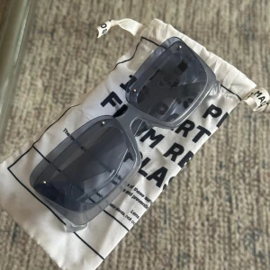 Solglasögon - H&M innovation colour story limited edition solglasögon. Tillhörande originalpåse medföljer. 