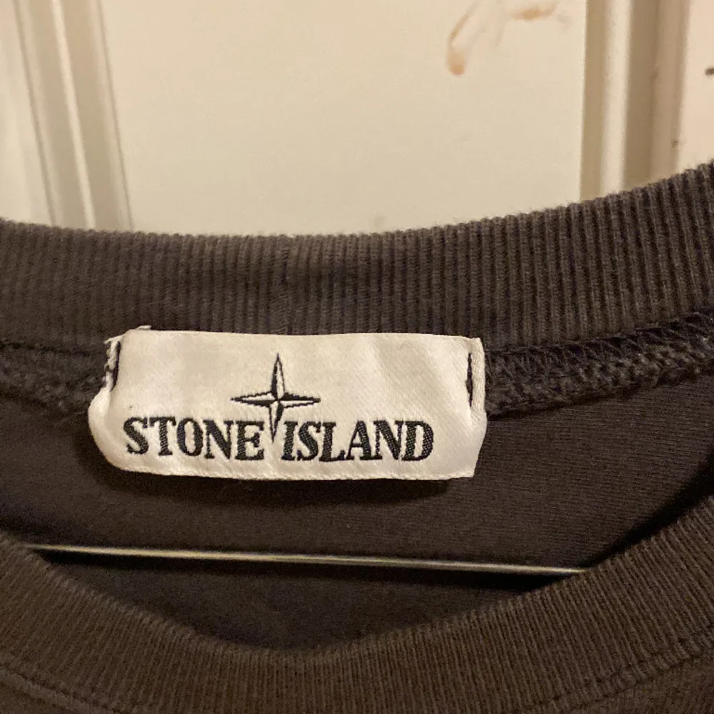 En stone island tröja som är använd fåtal gånger och när storlek M. Nypris 2900kr mitt pris 1100kr.. Hoodies.