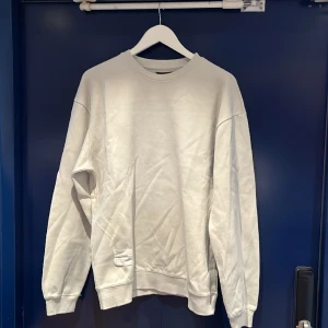 Tröja - Vit, oversized tjock tröja från Bershka, storlek M