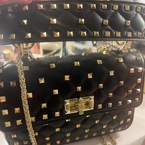 Valentino inspirerad väska  - Säljer nu min ursnygga valentino inspererade väska köptes för 1500 kr. Och använts fåtal gånger