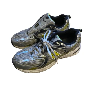 New balance - Snygga använda skor behövs köpa nya snören till den ena skor:)
