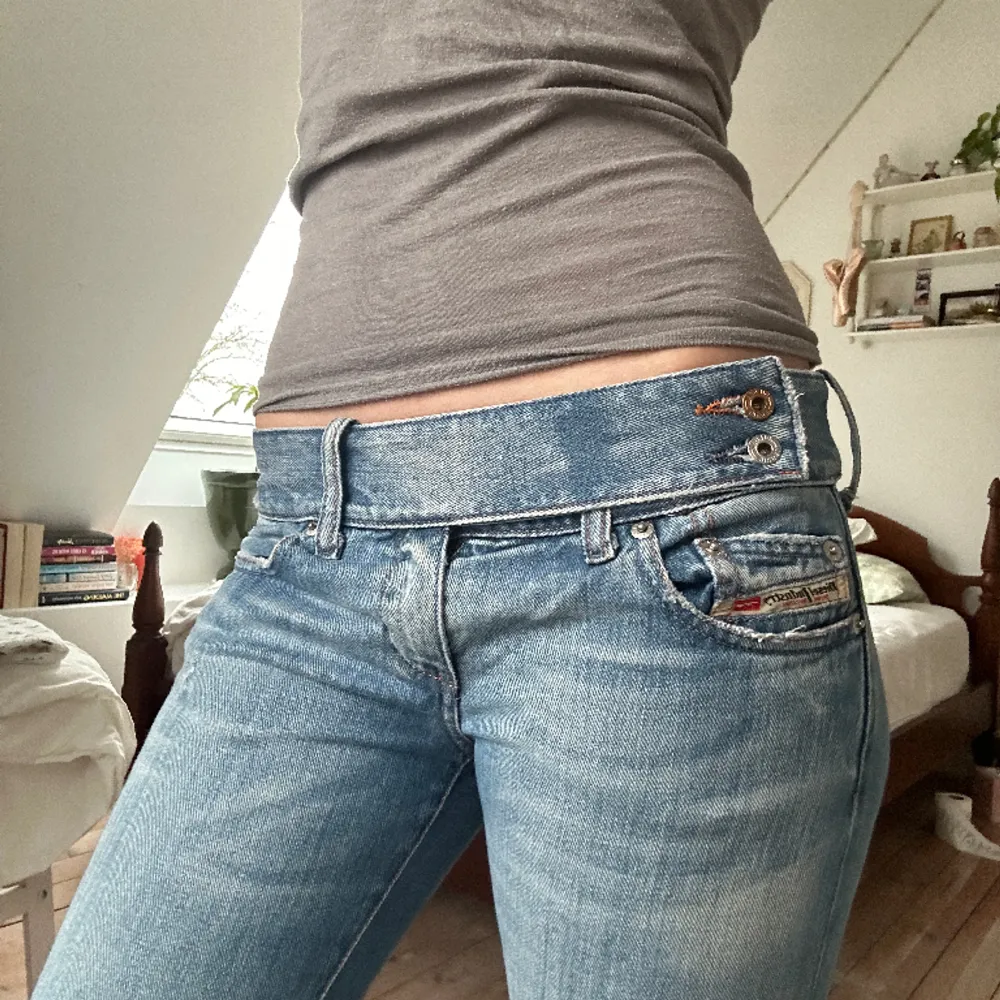 Skitsnygga Diesel jeans som jag köpte här på Plick men som är lite för tajta på mig😭Perfekta längden på mig som är 166 cm. Innerbenslängd: 76 cm Midjemått tvärsöver: 39 cm Bredaste mått på låren: 25 cm Hör av er vid frågor!. Jeans & Byxor.