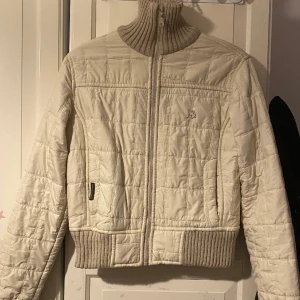 dolce and gabbana jacka  - Säjer min jätte fina dolce and gabbana jacka som jag köpt här på plick, säljer eftersom den passar inte min still längre. Priset går att diskutera 