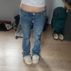  Lågmidjade jeans - Säljer mina as snygga gina young lågmidjade jeans med fickor 💗💗 Säljer pga för långa och priset är pga att de är mycket slitna där nere, visar på bild 3💗💗