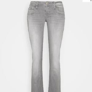 Ltb jeans - Säljer dessa snygga ltb jeansen då jag köpte fel storlek. Midjemåttet: 35 cm och innerbenslängd: 74 cm🫶🏻skulle säga att dom passar i längden om du är runt 1,60! skriv för fler frågor!!💕