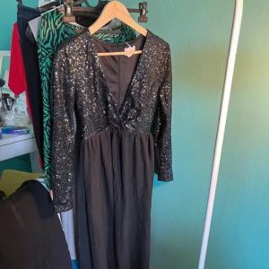 Glittrig balklänning  - Super cool klänning perfekt till bal eller nu till nyår!  Smutsig vid botten men kan nog tvättas bort!  Bra i passform och kan nog passa både s-l