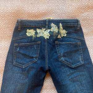 RESERVERADE Fina jeans köpta second hand med gulddetaljer där bak. Skriv för frågor💕