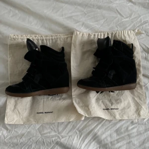 Isabel marant skor - Isabel marant trainers i storlek 36. Jätte bra skick, kommer i dustbags. Jätte sköna och så snygga. Säljer då jag ska flytta utomlands och kommer inte användas längre💕