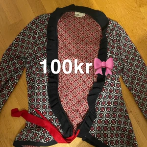 Mönstrad kofta - Säljer denna super fina unika koftan/cardigan, lik tröjan på första bilden från Odd Molly! Blommigt mönster 😎Mycket lik i modell och färgerna! ❤️❤️‍🔥 Aldrig använd ⭐️ Från märket Isolde 🤩 Original pris ca 500kr