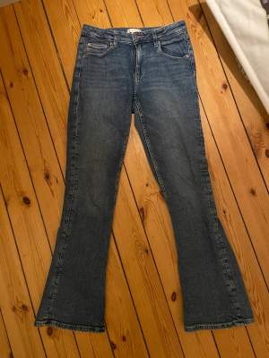 Utsvängda jeans från ginatricot. Storlek 164 men passar mig som brukar ha xs/s. Väldigt bra skick
