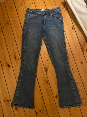Utsvängda jeans - Utsvängda jeans från ginatricot. Storlek 164 men passar mig som brukar ha xs/s. Väldigt bra skick