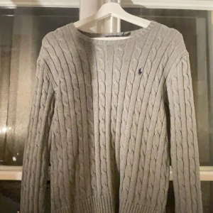Stickad Polo Ralph lauren  - Säljer nu en stickad polo Ralph lauren som passar perfekt till en skjorta under pris 450 storlek M köparen står för frakt 