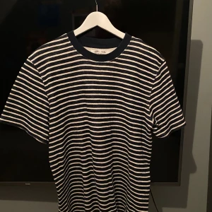 2 st samsoe samsoe t-shirts i storlek L och XL - Den randiga är storlek L och den gråa är storlek XL. 400 för båda annars 250 styck