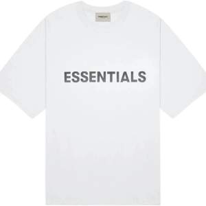 Vit Essentials t-shirt i storlek Medium! Pris kan sänkas vid snabb affär, storlek Medium!